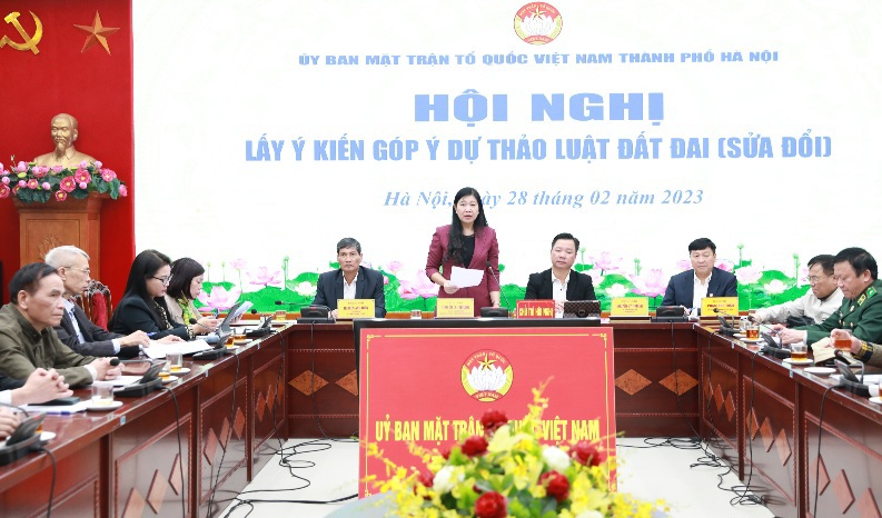 Chủ tịch Ủy ban MTTQ Việt Nam TP H&agrave; Nội Nguyễn Lan Hương chủ tr&igrave; Hội nghị lấy &yacute; kiến g&oacute;p &yacute; Dự thảo Luật Đất đai (sửa đổi)