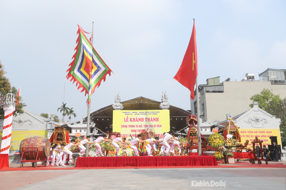 Trong phần nghi lễ c&oacute; điệu m&uacute;a cổ lột rắn của 15 thanh ni&ecirc;n chưa vợ trong l&agrave;ng.