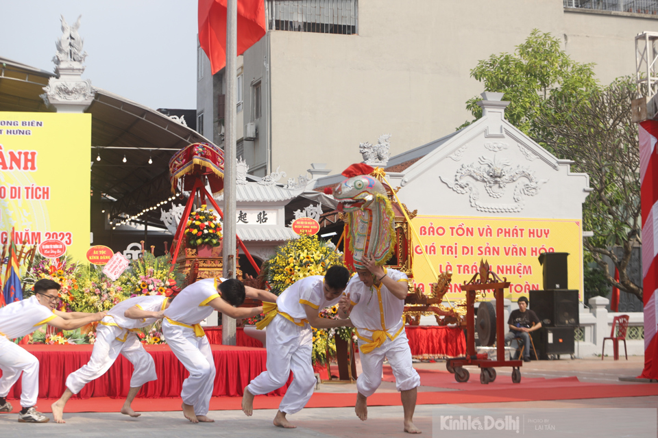 Sau tuần rượu nhất, rắn phủ phục trong cung, trườn ra, qua tế nam, ra s&acirc;n, rồng rắn dưới sự điều khiển của &ocirc;ng gi&aacute;o đầu.