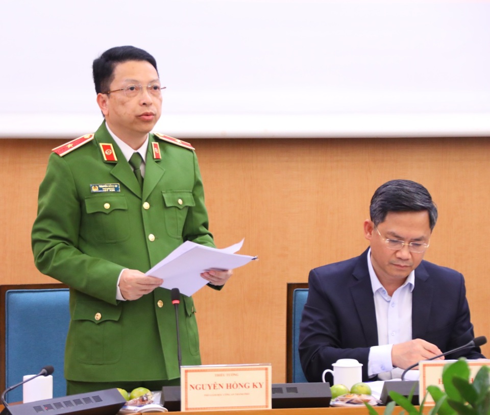 Thiếu tướng Nguyễn Hồng Ky - Ph&oacute; Gi&aacute;m đốc C&ocirc;ng an TP H&agrave; Nội b&aacute;o c&aacute;o tại hội nghị.&nbsp;