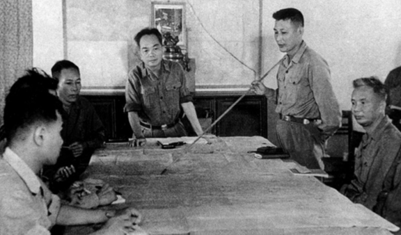 Trung tướng Đồng Sỹ Nguy&ecirc;n - Tư lệnh Bộ đội Trường Sơn b&agrave;n kế hoạch chuẩn bị cho c&aacute;c chiến dịch (ảnh tư liệu)