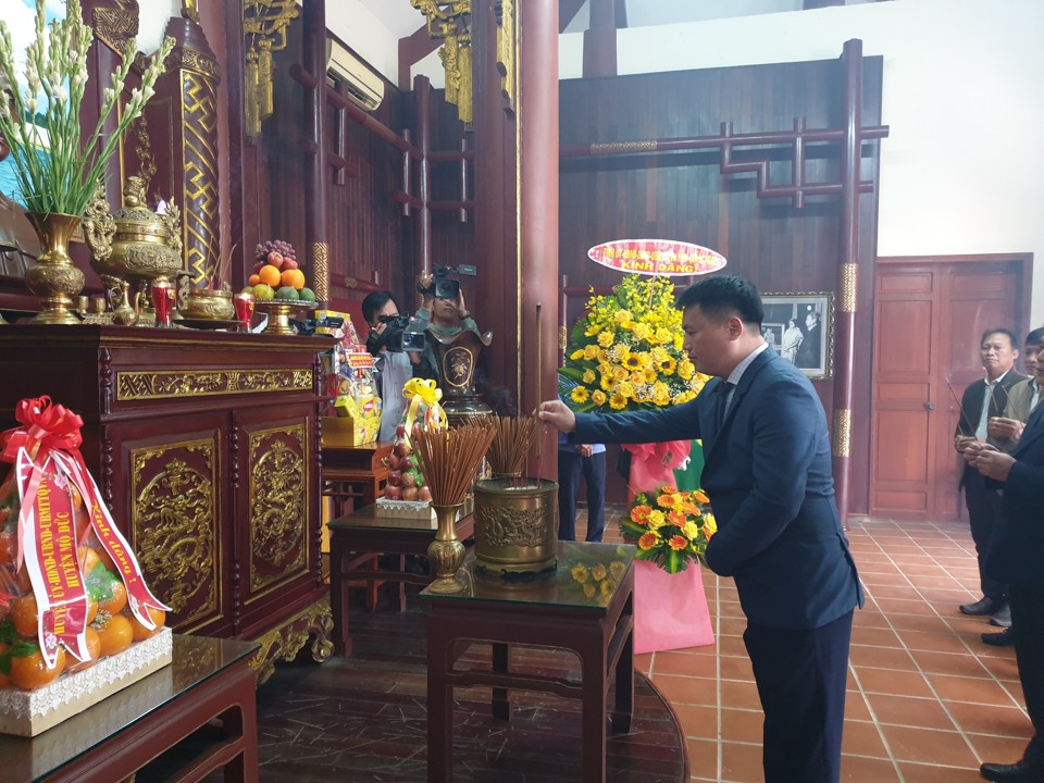 L&atilde;nh đạo tỉnh Quảng Ng&atilde;i d&acirc;ng hương tưởng niệm cố Thủ tướng Phạm Văn Đồng.