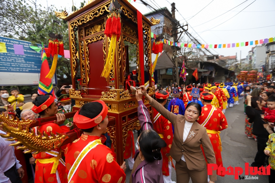 T&iacute;ch xưa kể rằng, năm Thuận Thi&ecirc;n thứ 18 (1027) thời vua L&yacute; Th&aacute;i Tổ, Ho&agrave;ng Vương phụng chiếu vua cha đi dẹp giặc ở Văn Ch&acirc;u (Lạng Sơn). Đến th&aacute;ng 2 năm sau (Mậu Th&igrave;n 1028), Ho&agrave;ng Vương thắng trận trở về, d&acirc;n l&agrave;ng đứng hai b&ecirc;n đường ngh&ecirc;nh đ&oacute;n th&agrave;nh k&iacute;nh. Sau đ&oacute;, d&acirc;n l&agrave;ng Cổ Nhuế được vua xuống chiếu ban cho 1.600 mẫu ruộng v&agrave; miễn t&ocirc; thuế. Đến năm Thi&ecirc;n Th&aacute;nh thứ hai, Ho&agrave;ng Vương v&agrave; n&agrave;ng c&ocirc;ng ch&uacute;a thứ tư con vua L&yacute;, t&ecirc;n l&agrave; Tả Minh Hiến, đ&atilde; bỏ tiền x&acirc;y dựng đ&igrave;nh Ho&agrave;ng.