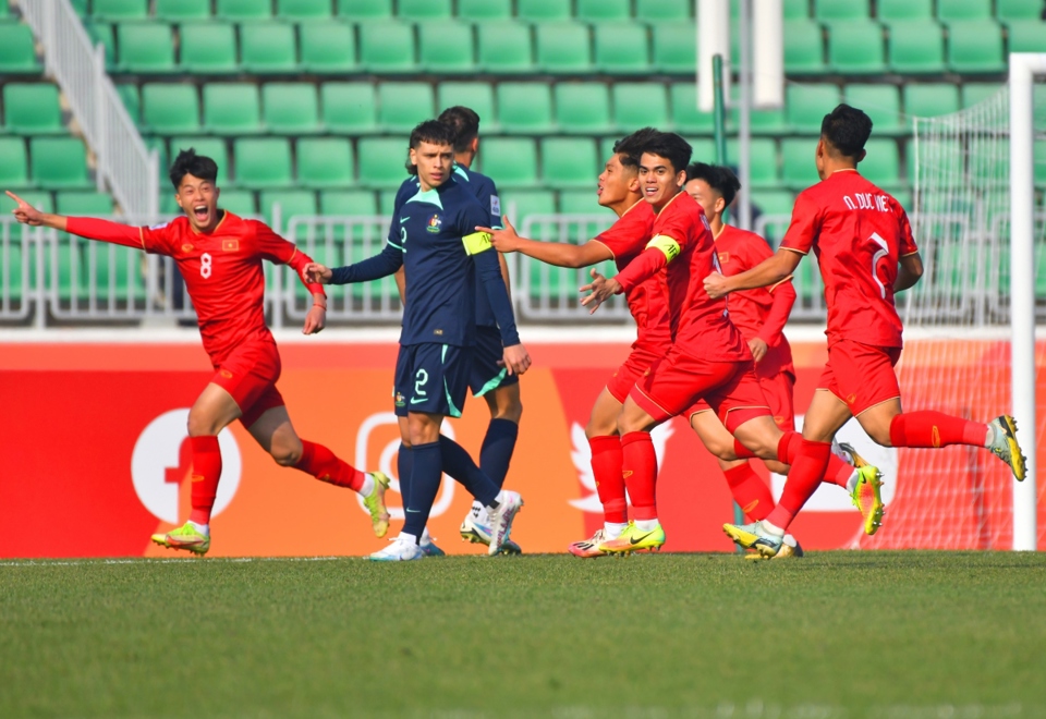 Quốc Việt bất ngờ mở tỷ số cho U20 Việt Nam trước U20 Australia. Ảnh: AFC.
