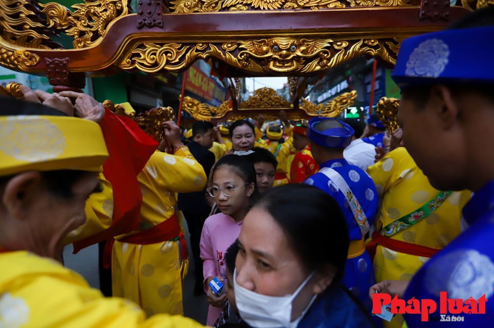 B&agrave; Vũ Thị Th&aacute;n (phường Cổ Nhuế 1, Bắc Từ Li&ecirc;m, H&agrave; Nội) cho hay: "D&acirc;n l&agrave;ng vẫn lu&ocirc;n tự h&agrave;o khi c&oacute; lễ hội lịch sử cả ngh&igrave;n năm tuổi. V&igrave; thế, người d&acirc;n từ trẻ nhỏ đến người gi&agrave; đều vui vẻ, hăng h&aacute;i tham gia lễ hội. Đ&acirc;y cũng l&agrave; dịp để người lớn gi&aacute;o dục truyền thống cho trẻ nhỏ, cầu cho một năm sức khỏe dồi d&agrave;o, c&ocirc;ng việc thuận buồm xu&ocirc;i gi&oacute;".