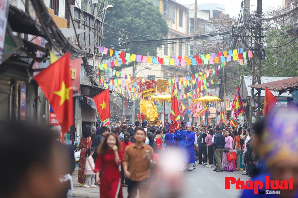 H&agrave;nh tr&igrave;nh của đ&aacute;m rước đi từ đầu l&agrave;ng đến cuối l&agrave;ng, bắt đầu tại đ&igrave;nh Ho&agrave;ng tới ch&ugrave;a Trung Hưng, qua ch&ugrave;a S&ugrave;ng Quang, qua đền B&agrave; Ch&uacute;a, ch&ugrave;a Anh Linh, đi đến đ&acirc;u d&acirc;ng lễ đến đấy, sau đ&oacute; rước th&aacute;nh hồi cung.