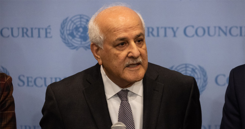 Đại sứ Palestine tại LHQ Riyad Mansour ph&aacute;t biểu tại buổi họp b&aacute;o sau cuộc họp của Hội đồng Bảo an LHQ về t&igrave;nh h&igrave;nh ở Trung Đ&ocirc;ng&nbsp; v&agrave;o ng&agrave;y 20/2/2023. Ảnh: AFP