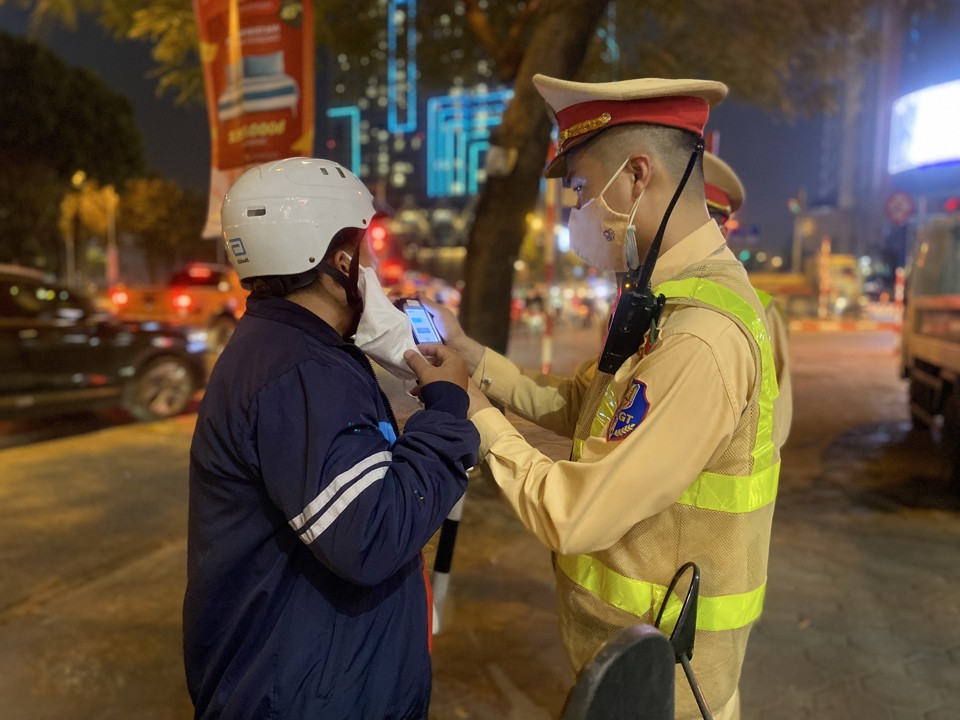 Đội cảnh sát giao thông số 6 Công an TP Hà Nội kiểm tra nồng độ cồn người tham gia giao thông trên đường Lê Đức Thọ. Ảnh: Hải Linh
