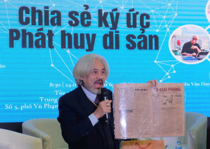 &Ocirc;ng Nguyễn Phi Dũng (Nam Định) giới thiệu bộ sưu tẩp hơn 20 tấn b&aacute;o, tạp ch&iacute;.