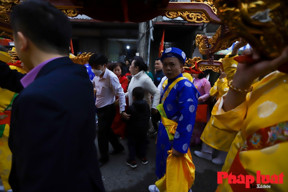 Tại hội rước kiệu th&aacute;nh V&acirc;n Du, người d&acirc;n c&oacute; tục chui dưới kiệu để cầu may, cầu phước, cầu lộc.