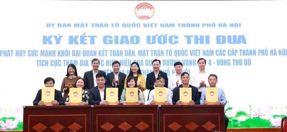 L&atilde;nh đạo TP H&agrave; Nội chứng kiến k&yacute; kết giao ước thi đua giữa 7 quận, huyện c&oacute;&nbsp;Dự &aacute;n đường V&agrave;nh đai 4 đi qua, thể hiện quyết t&acirc;m t&iacute;ch cực tham gia c&oacute; hiệu quả v&agrave;o thực hiện Dự &aacute;n