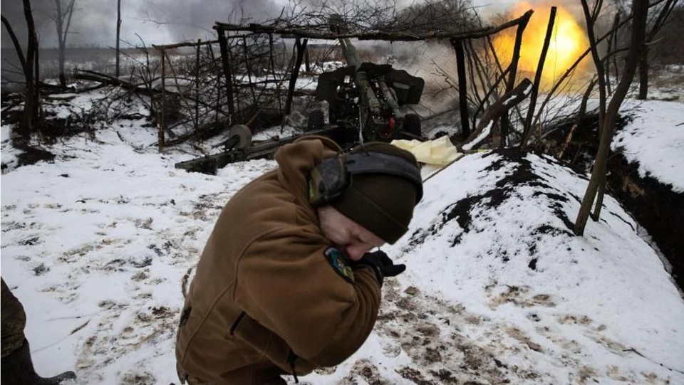 L&iacute;nh Ukraine bắn lựu ph&aacute;o v&agrave;o c&aacute;c vị tr&iacute; của Nga ở v&ugrave;ng Donbas của Ukraine. Ảnh: Nytimes.&nbsp;