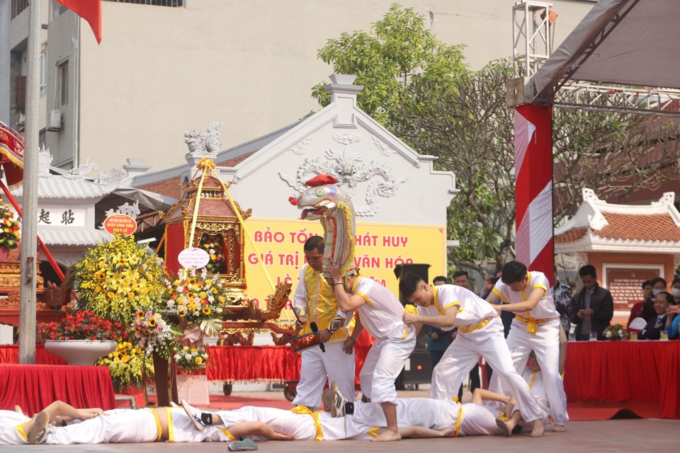 Tái hiện nghi lễ múa cổ - lột rắn trong lễ hội. Ảnh: Minh An