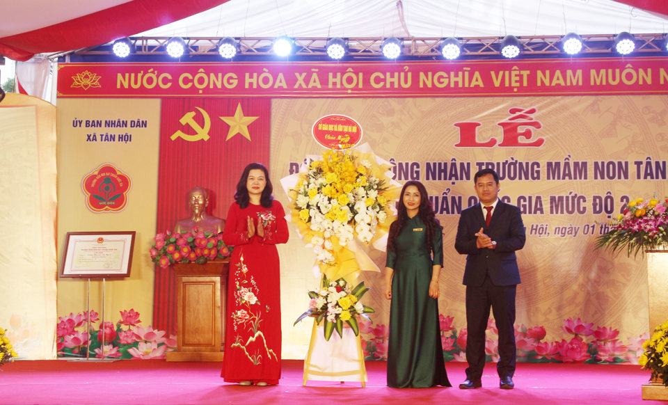 Ph&oacute; Gi&aacute;m đốc Sở GD&amp;ĐT H&agrave; Nội Trần Lưu Hoa tặng hoa ch&uacute;c mừng.
