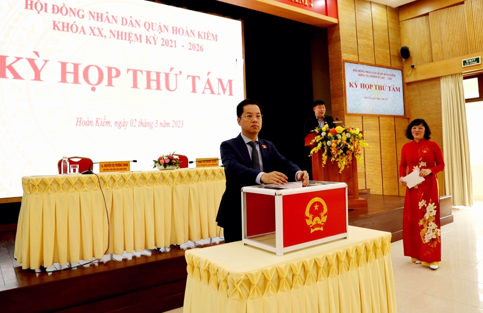 Ông Trịnh Hoàng Tùng được bầu làm Phó Chủ tịch UBND quận Hoàn Kiếm - Ảnh 1