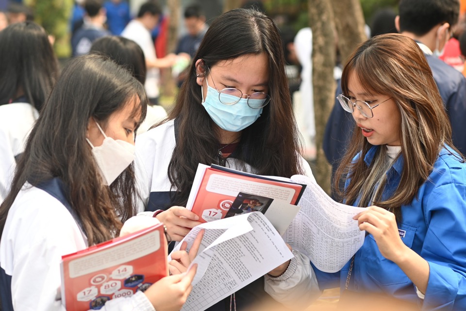 Nhiều học sinh quan tâm thông tin tuyển sinh của Học viện Báo chí và tuyên truyền (Ảnh: FB AJC)