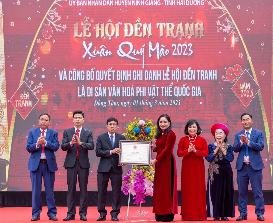 Lễ hội đền Tranh v&agrave; c&ocirc;ng bố Quyết định của Bộ VHTTDL ghi danh Lễ hội đền Tranh l&agrave; Di sản văn h&oacute;a phi vật thể quốc gia. Ảnh Minh Phương