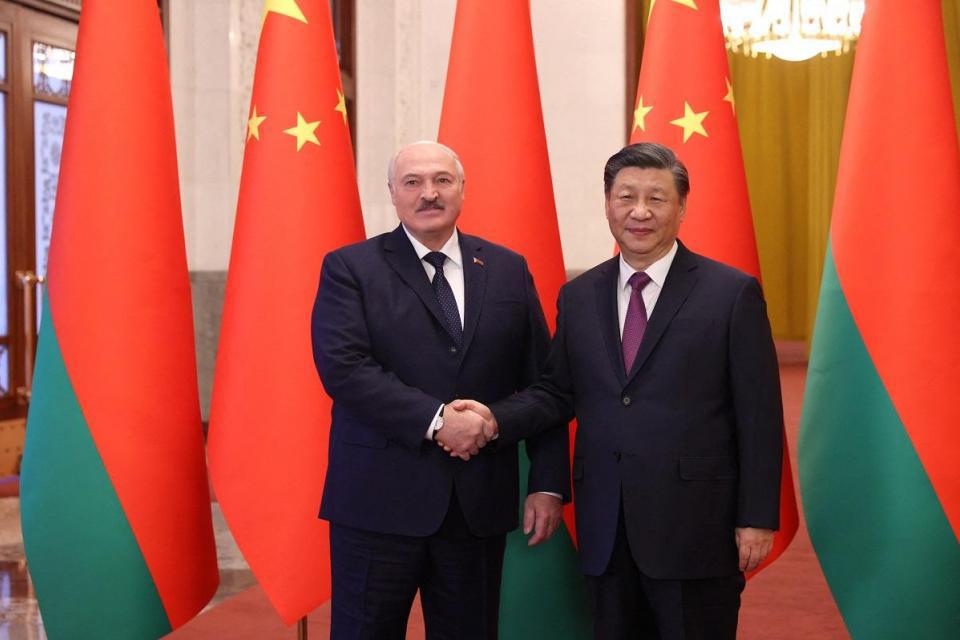 Tổng thống Belarus Alexander Lukashenko (tr&aacute;i) v&agrave; Chủ tịch Trung Quốc Tập Cận B&igrave;nh tại Bắc Kinh ng&agrave;y 1/3. Ảnh:&nbsp;AFP.