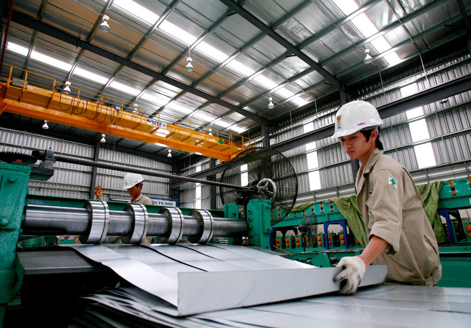 Sản xuất thép tấm tại Công ty TNHH Siam Steel Việt Nam, khu công nghiệp Hải Dương. Ảnh: Việt Linh
