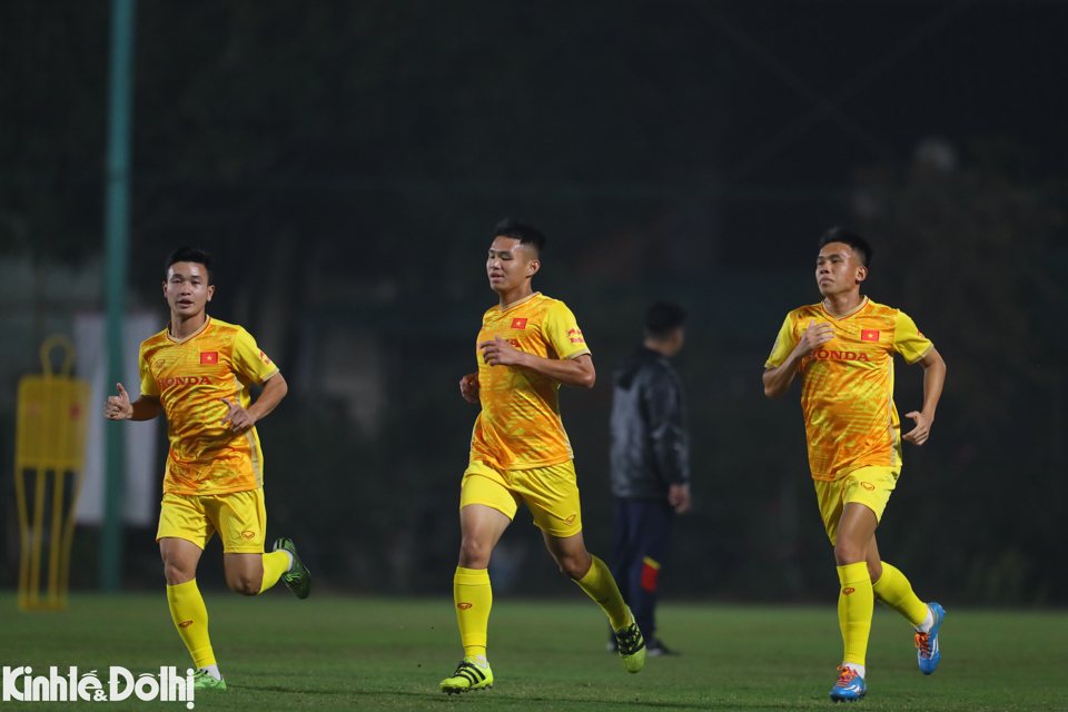 U23 Việt Nam tập luyện hăng say vào lúc 21 giờ dưới thời Philippe Troussier - Ảnh 2