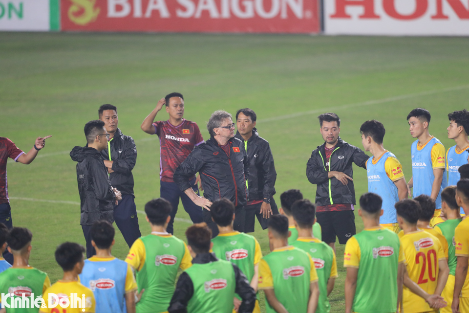 HLV trưởng Philippe Troussier loại 13 cầu thủ của U23 Việt Nam.