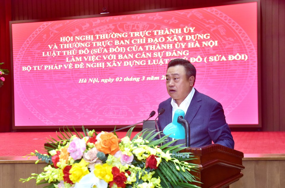 Chủ tịch UBND TP Trần Sỹ Thanh b&aacute;o c&aacute;o tại hội nghị.