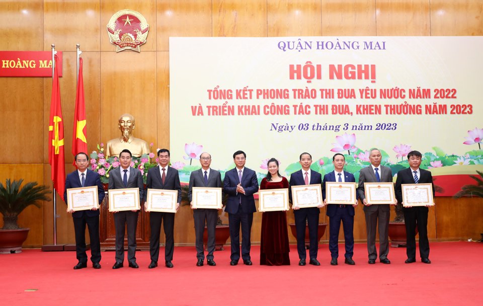 Chủ tịch UBND quận Ho&agrave;ng Mai Nguyễn Minh T&acirc;m trao tặng danh hiệu thi đua cho c&aacute;c tập thể, c&aacute; nh&acirc;n xuất sắc năm 2022. Ảnh AT