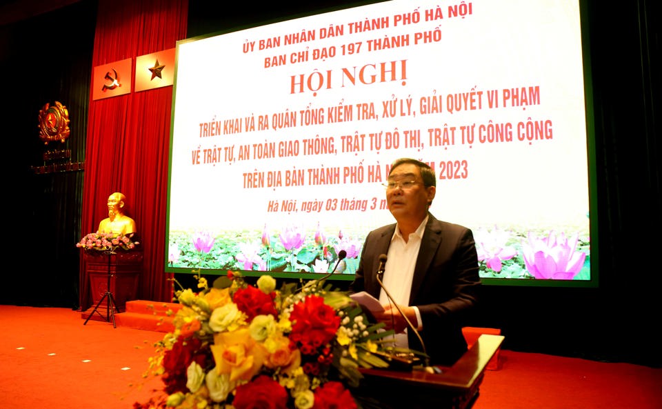 Ph&oacute; Chủ tịch Thường trực UBND TP H&agrave; Nội, Trưởng Ban chỉ đạo 197 TP L&ecirc; Hồng Sơn ph&aacute;t biểu tại hội nghị.