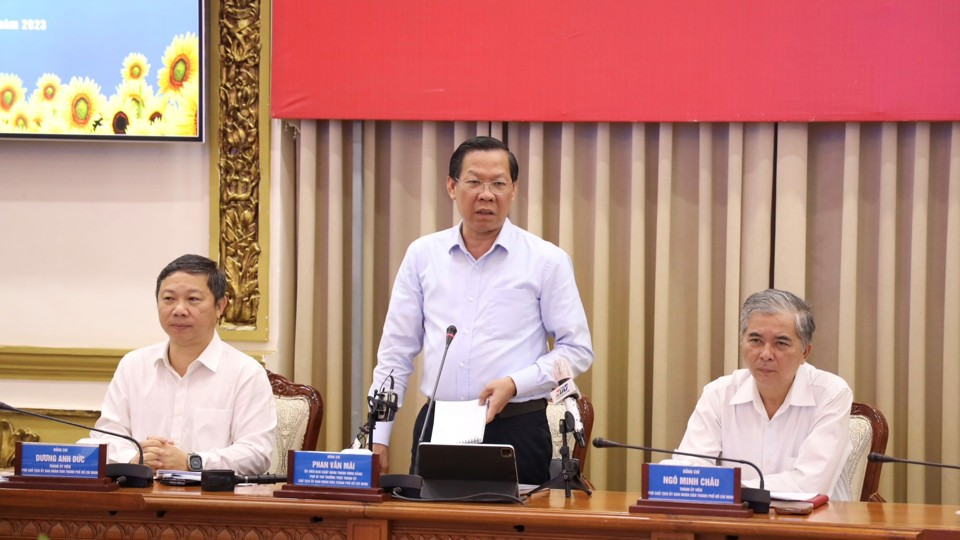 Chủ tịch UBND TP Hồ Ch&iacute; Minh Phan Văn M&atilde;i chủ tr&igrave; hội nghị. Ảnh: Trung t&acirc;m b&aacute;o ch&iacute; TP cung cấp.