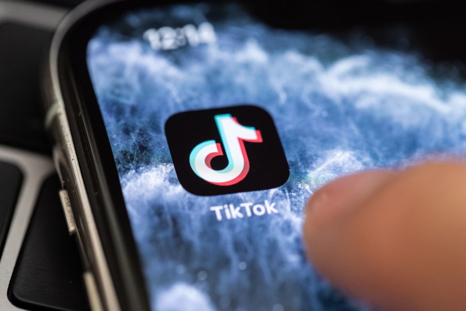 Ứng dụng TikTok hiển thị tr&ecirc;n một m&agrave;n h&igrave;nh điện thoại iPhone. Ảnh: Sutterstock