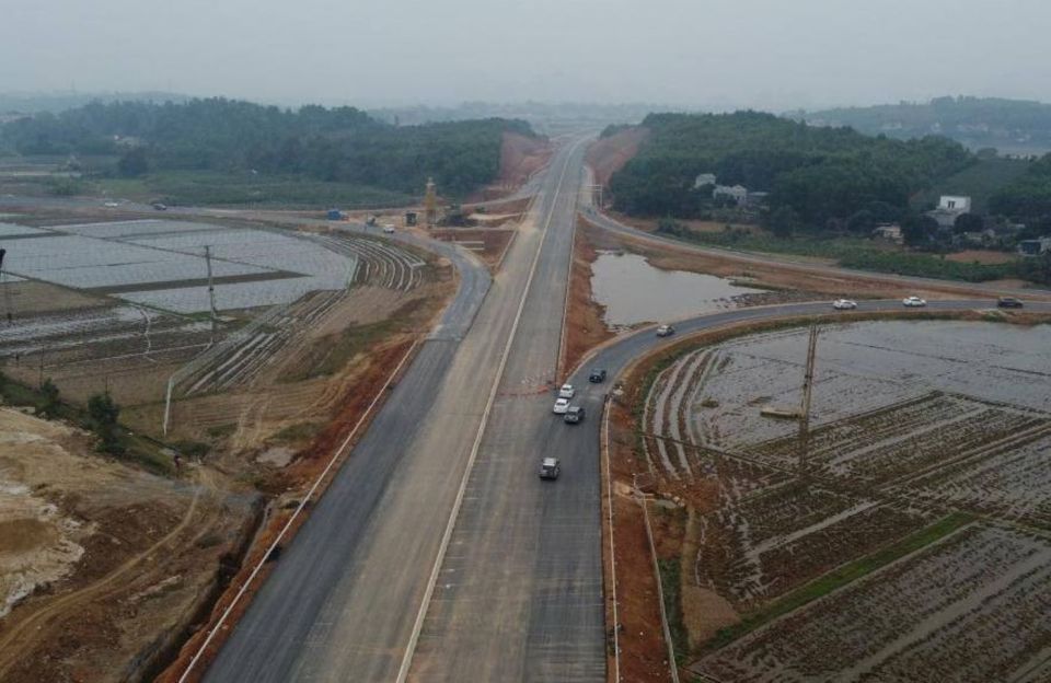 D&ugrave; chưa ho&agrave;n th&agrave;nh nhưng cao tốc Mai Sơn - QL45 vẫn cho ph&eacute;p một số phương tiện lưu th&ocirc;ng một đoạn v&agrave;o dịp Tết vừa qua.