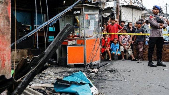 Cảnh s&aacute;t phong tỏa hiện trường vụ ch&aacute;y kho xăng dầu Plumpang của Pertamina ở Indonesia. Ảnh: Reuters