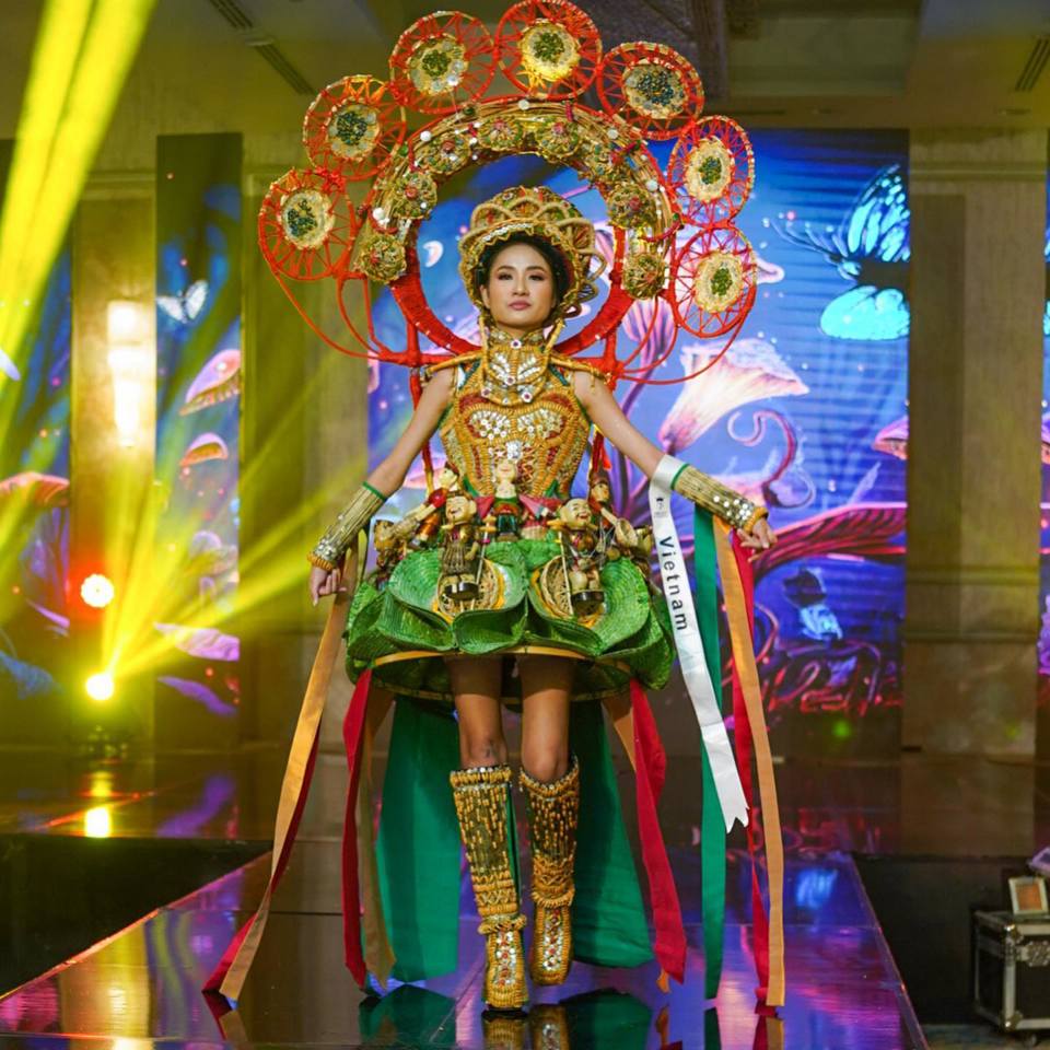 Thanh H&agrave; trong phần thi trang phục t&aacute;i chế tại Miss Eco International 2023.