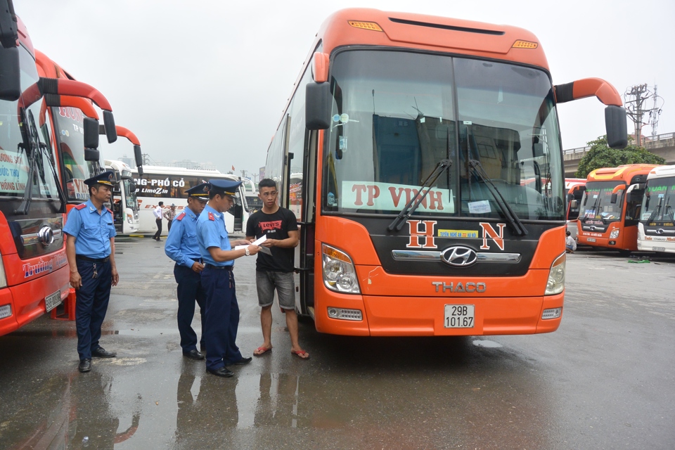 Thanh tra Sở GTVT Hà Nội phối hợp với Ban quản lý bến xe Nước Ngầm kiểm tra an toàn kỹ thuật và việc chấp hành quy định của các xe khách liên tỉnh. Ảnh: Lê Tươi