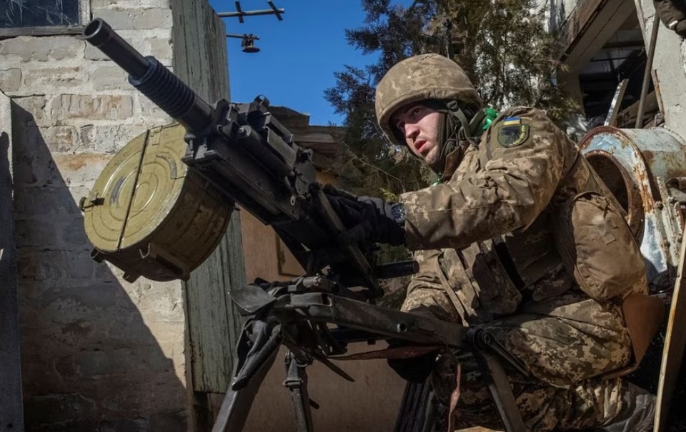 Một qu&acirc;n nh&acirc;n Ukraine bắn s&uacute;ng ph&oacute;ng lựu tự động tại th&agrave;nh phố tiền tuyến Bakhmut, v&ugrave;ng Donetsk, Ukraine ng&agrave;y 3/3/2023. Ảnh: Reuters