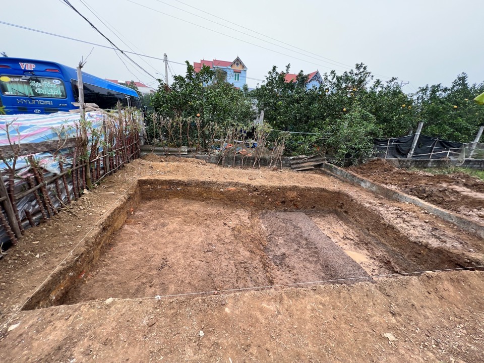 Hai hố trong khu vực khai quật tại di tích Thành Quèn (xã Tuyết Nghĩa, huyện Quốc Oai, TP Hà Nội). Ảnh: Nguyễn Thanh