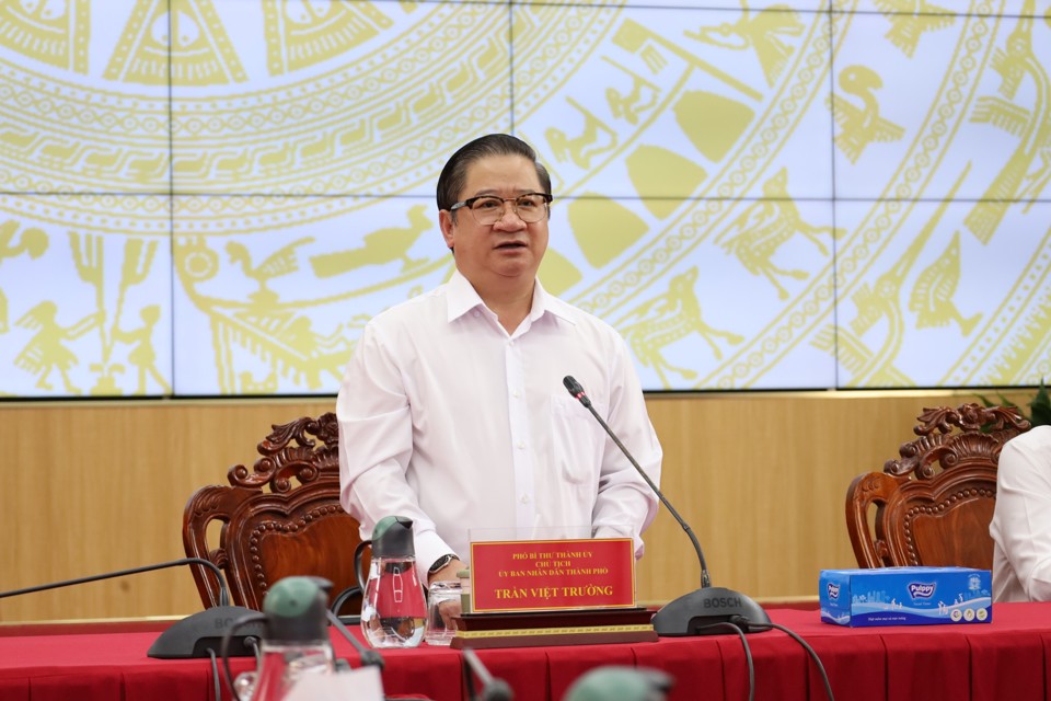 Chủ tịch UBND TP Cần Thơ Trần Việt Trường ph&aacute;t biểu chỉ đạo tại cuộc họp.