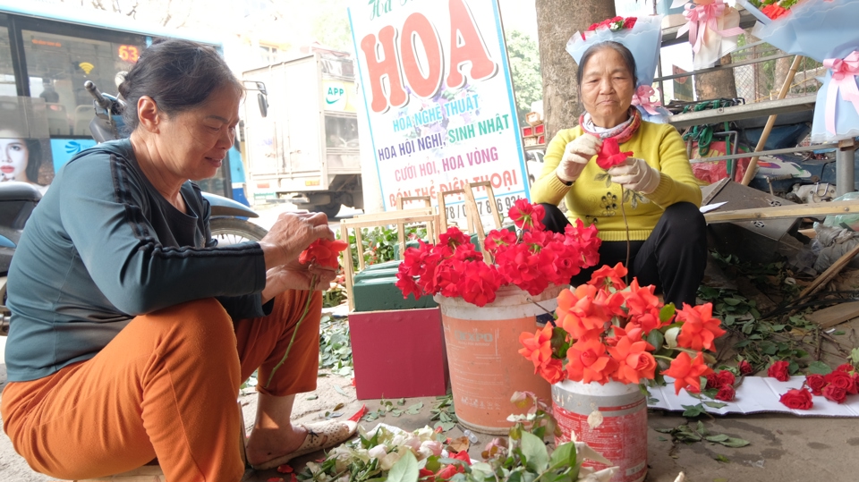 B&ecirc;n cạnh b&aacute;n hoa tươi, nhiều tiểu thương c&ograve;n phục vụ g&oacute;i hoa tại chỗ cho kh&aacute;ch c&oacute; nhu cầu. So với thị trường nội đ&ocirc;, một b&oacute; hoa tại thủ phủ hoa M&ecirc; Linh c&oacute; gi&aacute; &ldquo;mềm&rdquo; hơn rất nhiều.