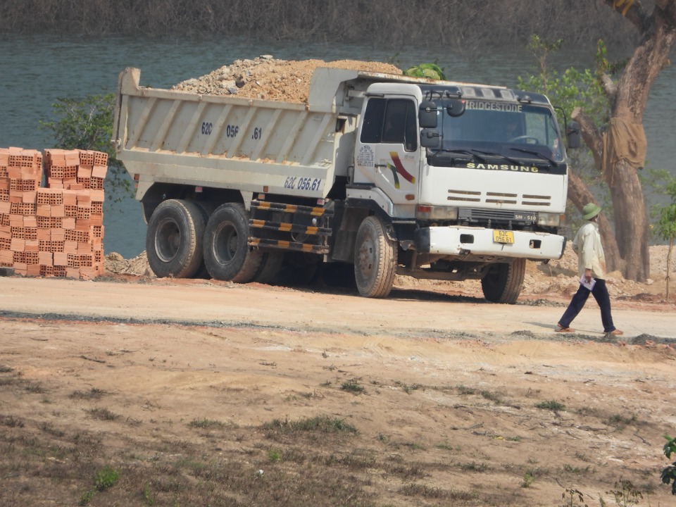 Hồ Cầu 38 hyện B&ugrave; Đăng đang bị san lấp đ&agrave;o bới, x&acirc;y dựng c&ocirc;ng tr&igrave;nh kh&ocirc;ng ph&eacute;p tr&ecirc;n diện t&iacute;ch h&agrave;ng h&eacute;c ta. Ảnh: l&acirc;m Thiện.