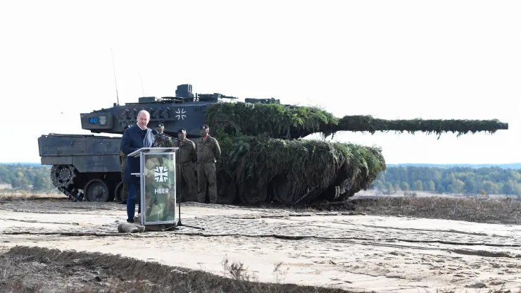 Thủ tướng Đức Olaf Scholz ph&aacute;t biểu trước xe tăng Leopard 2 tại Bergen, Đức, ng&agrave;y 17/12/2022. Nguồn: CNBC