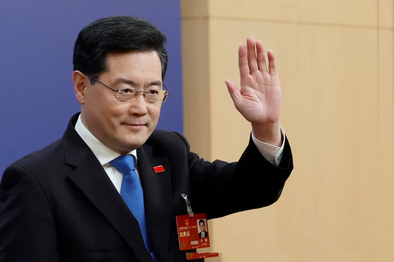 Bộ trưởng Ngoại giao Trung Quốc Tần Cương vẫy tay với giới truyền th&ocirc;ng khi &ocirc;ng đến dự cuộc họp b&aacute;o ở Bắc Kinh ng&agrave;y 7/3. Ảnh: Reuters &nbsp;