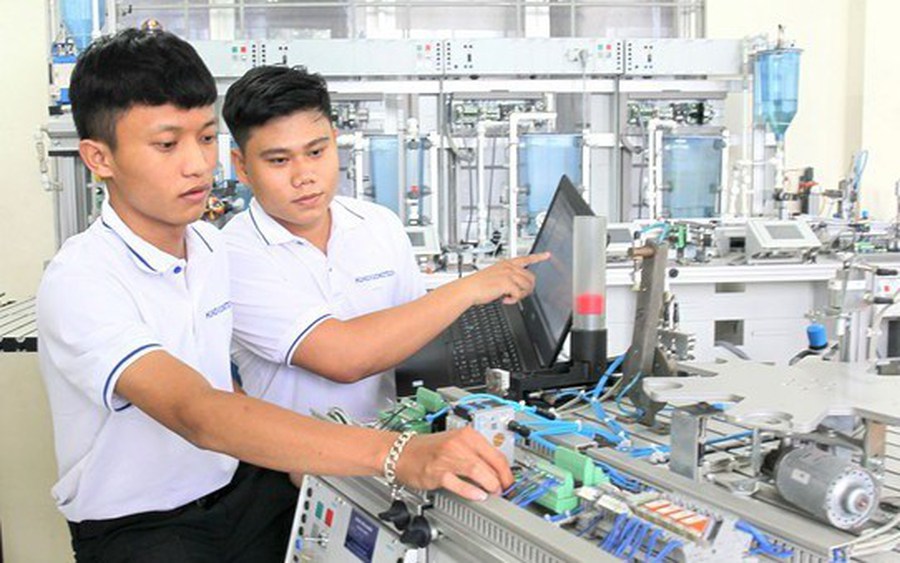 Bộ LĐTB&amp;XH y&ecirc;u cầu Tổng cục Gi&aacute;o dục nghề nghiệp ban h&agrave;nh ngay văn bản về việc thu hồi C&ocirc;ng văn số 3033/TCGDNN-PCTT&nbsp;y&ecirc;u cầu c&aacute;c trung t&acirc;m dạy nghề, cơ sở đ&agrave;o tạo l&aacute;i xe &ocirc; t&ocirc; phải đổi t&ecirc;n c&oacute; cụm từ &ldquo;gi&aacute;o dục nghề nghiệp&rdquo;. Ảnh minh họa.