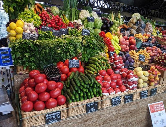 Chợ thực phẩm ở th&agrave;nh phố Perm, Nga. Nguồn: DailyMail