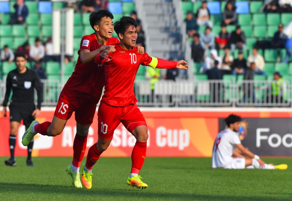 Khuất Văn Khang gỡ ho&agrave; cho U20 Việt Nam trước U20 Iran. Ảnh: AFC.