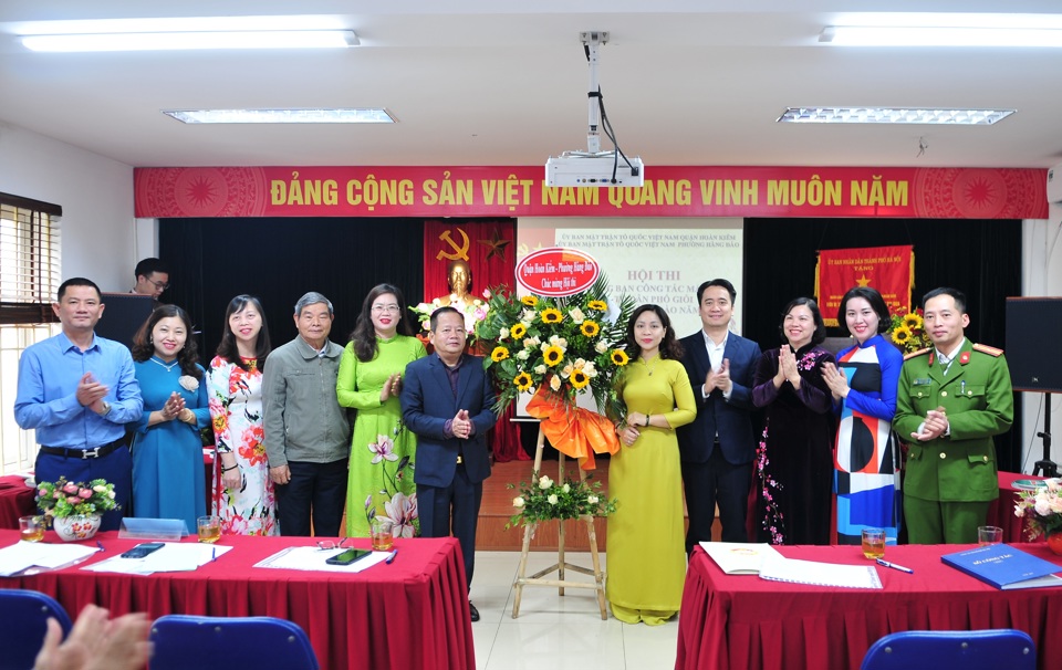 Chủ tịch UB MTTQ Quận Ho&agrave;n Kiếm L&ecirc; Hồng Ph&uacute; tặng hoa ch&uacute;c mừng Hội thi
