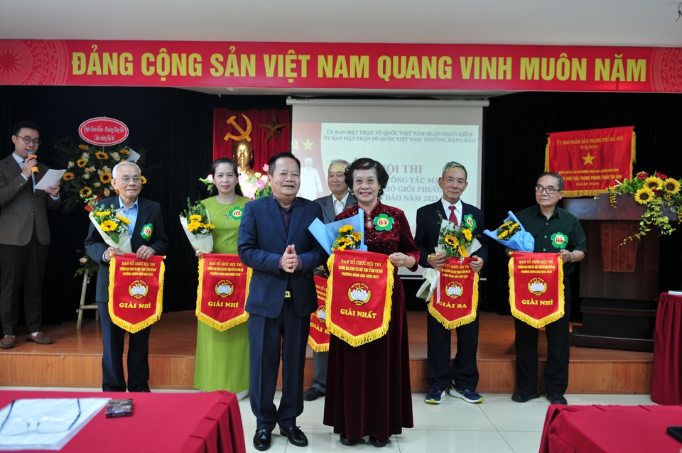 Chủ tịch UB MTTQ Quận Ho&agrave;n Kiếm L&ecirc; Hồng Ph&uacute; trao giải Nhất cho th&iacute; sinh Trịnh Thị Nhung&nbsp;