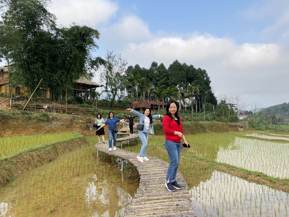 Du kh&aacute;ch th&iacute;ch th&uacute; kh&aacute;m ph&aacute;, check-in ruộng l&uacute;a bậc thang tại x&atilde; Nh&acirc;n Mỹ, huyện T&acirc;n Lạc, tỉnh H&ograve;a B&igrave;nh.