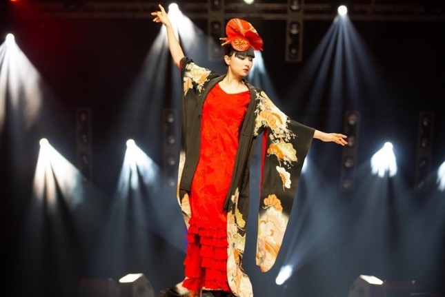 Tr&igrave;nh diễn kimono của nh&agrave; thiết kế Kobayashi Eiko tại trụ sở của UNESCO tại Paris năm 2018 (nguồn: Be-Japon)