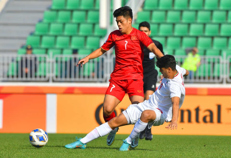 U20 Việt Nam gặp kh&oacute; khăn trước U20 Iran ở trận đấu cuối c&ugrave;ng của bảng B. Ảnh: AFC