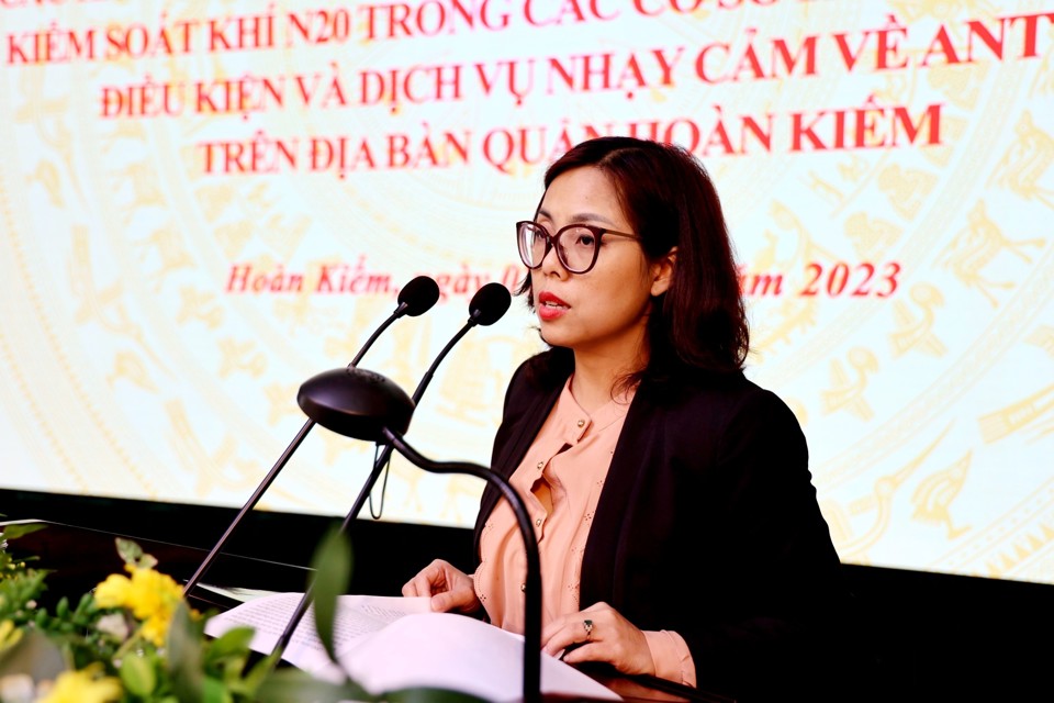 Chủ tịch UBND phường Trần Hưng Đạo Ph&ugrave;ng Phương Thảo tham luận tại Hội nghị